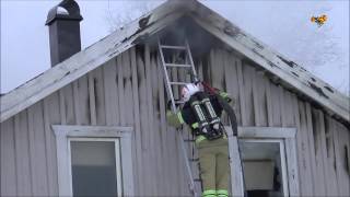 Villa totalförstörd i våldsam brand