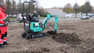 Minigraver Kobelco SK10SR styres af 4-årige Frederik