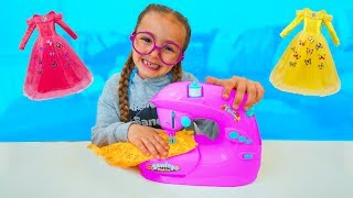 Las Ratitas hacen vestidos de princesas con máquina de coser de juguete para niños