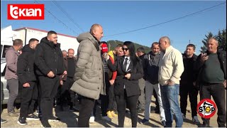 Rruga e Ndroqit: Banorët ‘Inxhinierë’, njëri mat gropat, tjetri drejton makinën!”