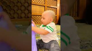 Baby playing in Masjid e Nabwi 💗 #viral #trending #shortsfeed