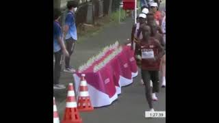 Disgusting by French athlete Amdouni knocking off all the water bottles from the table at Olympics