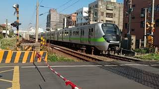 1191次EMU900型區間車往新竹通過新豐南方平交道 #記得按讚分享跟訂閱唷