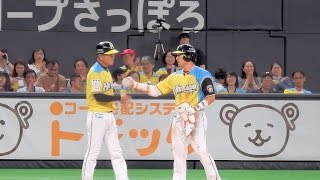 ＜2017.5.21オリックス戦1回裏＞3塁打を放つも白井コーチにグータッチをかわされる可哀想な杉谷拳士