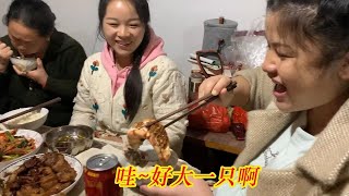 【回忆录】朋友寄来一些海虾，娜娜叫上秋子十三妹到家里吃饭，这大虾真好吃