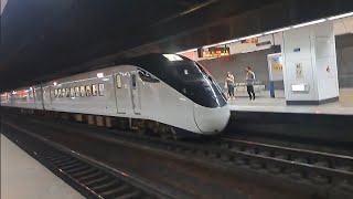 477次台東發車經由山線開往員林的EMU3000型十二輛編組EMU3034皮蛋豆腐騰雲號綠色帶新城際自強號列車，和2204次嘉義發車經由山線開往基隆的EMU708+EMU707阿福號區間車