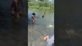 asyik mandi di sungai