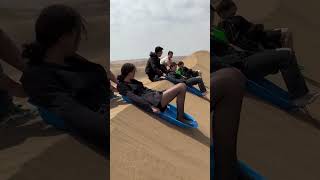 假期在新疆库木塔格沙漠滑沙。Sand skiing in Kumutag Desert, Xinjiang during the holidays.