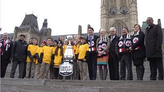 Le PM Trudeau assiste à l’arrivée officielle de la coupe Grey sur la Colline du Parlement