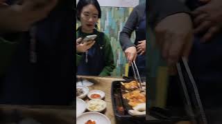 막내 공주님 오셨네❤️오랜만에 삼겹살 파티! 우리가족 단골집 '벌떼 생고기'로 go go 역시 맛이 안변했네^^#봉담벌떼생고기 #송이공주 #shorts #삼겹살맛집 #솥밥