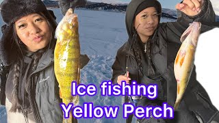 31-Twin girls ice fishing at Rockport Reservoir Utah. Dẫn hai bé song sinh câu cá trên băng tuyết.