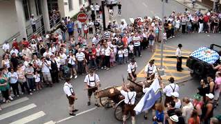 Desfile do Jäger Volkstanzgruppe na 30ª Schlachtfest.