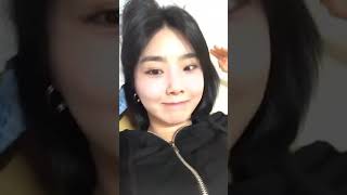 유나 인스타 라이브 강아지 산책 후 뻗은 상태