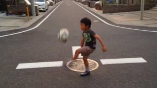 2016/05/23 しょうた（5歳10ヶ月・年長）サッカー 両足リフティング（207回）