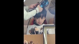 촬영 전 헤메받는 로운이😉(RO WOON getting his hair and makeup done before the shoot 😉)