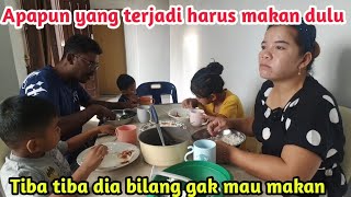 Ngamuk saya dia minta lauk ini mahal pun saya belikan Tiba-Tiba gak mau makan katanya