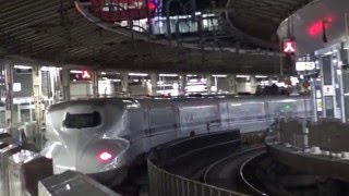 夜の東京駅14番線を出発する東海道新幹線N700系Advanceの回送列車