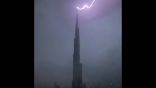 Struck by lightning ⚡ during storms 829 MT tall BURJ KHALIFA : DUBAI