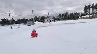 Taapero pulkkamäessä / Toddler and winter fun.