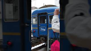 札幌駅を出発していく寝台特急北斗星のテールマークが付いた最後尾車両オハネフ25