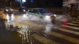 יום שישי גשום בצומת מקווה ישראל בחולון