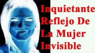 El Inquietante Reflejo de la Mujer Invisible