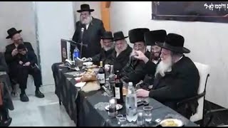 הגאון רבי דניאל אלתר מחמיא לאחיו הגאון רבי שאול, שדוחה זאת בתוקף