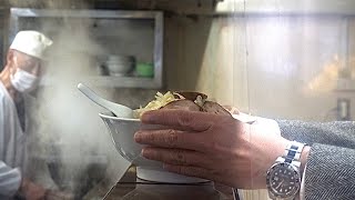 渋谷が誇る70年の歴史の絶品ラーメン!!雨の日の開店前でも行列 \