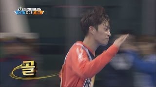 [HOT] 아이돌 스타 육상양궁풋살컬링 선수권대회 1부 K-Pop Star Championships -  남자 풋살 준결승전, 윤두준의 '헤등슛' 20140130