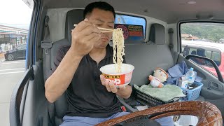 【男一人車中飯】赤いきつね   ささみ揚げ   香り箱の寿司