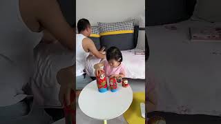 爸爸又偷藏私房钱，还好我机智，赶紧拿去给妈妈！#funny #搞笑 #baby