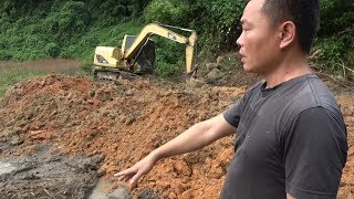 老林赶野 养鸭场地积水导致鸭子腹部不长毛，老林今天花1200元请挖掘机整理