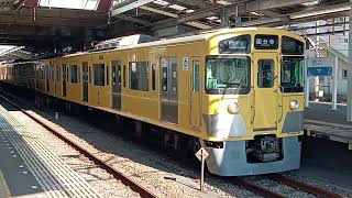 小川駅を発車する西武新2000系2051F＆新2000系2517F+2417F