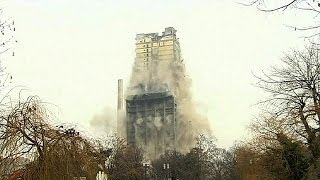 Espectacular demolición de una torre de oficinas en Francfort