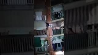 Un grupo de vecinos sorprende a un ladrón trepando por una fachada en un edificio