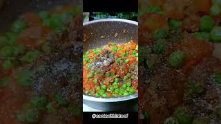 Green peas in tomatoes sauce with chappati so delicious 🤤 #uaelife #food #recipe #howtomake