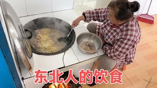 南方吃杀猪菜吗？东北大妈一次炖半锅肉菜，看这样3天都吃不完