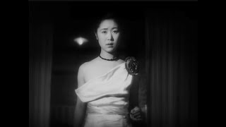 たびたびドレスが肩からずり落ちる田中絹代さん　映画「非常線の女」1933年より