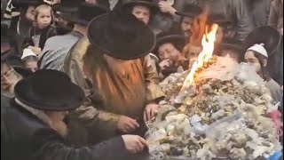 Toldos Aharon \u0026 Toldos Avrohom Yitzchok Rebbe Burning Wicks of Chanukah on Zos Chanukah 2024