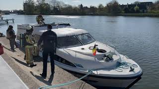 Plezierboot raakt in de problemen in handelsdok Brugge