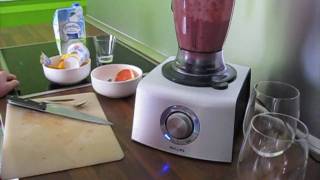 Philips HR 7775 Mixer making a Smoothie