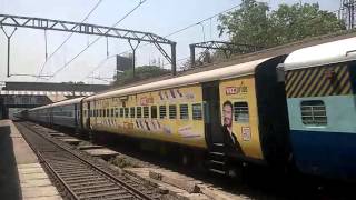 Honking \u0026 Humming UBL WDP4B Blast Past With Mumbai-Nagarcoil Express !!