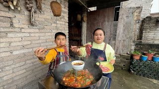 麻辣牛肉火锅，刷新鲜牛肉和新鲜豌豆尖吃，下饭太香了