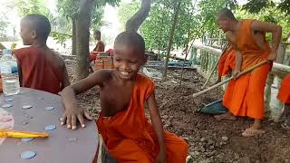 ពលកម្មផងសូត្រកម្សាន្តផង working and praying dharma / khmer child monks