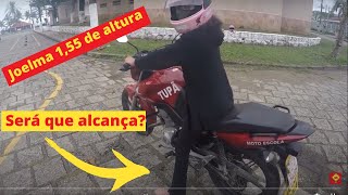 Segunda aula de moto da aluna Joelma, será que ela vai aguentar o peso da moto ?