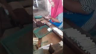 Keahlian produksi Cigaret Kretek Tangan.