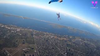 Un paracaidista atraviesa volando a un grupo de paracaidismo