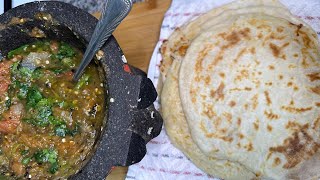 Tortillas De Harina Rellenas De Queso Y Una Rica Salsa De Jitomate 👍👍