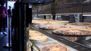 Grapevine pie shop sees massive rush, long lines before Thanksgiving