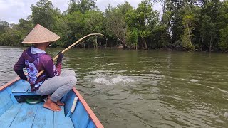 Sampe meringis.. Niat mancing kakap putih malah dapat tarikan ikan seperti badak